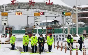 瑞雪降漢中，交警護(hù)平安縮略圖